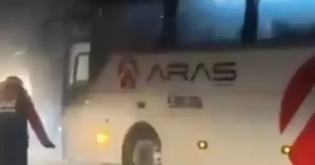 Kars ta kar nedeniyle 30 yolcusuyla mahsur kalan otobüs kurtarıldı VİDEO İZLE