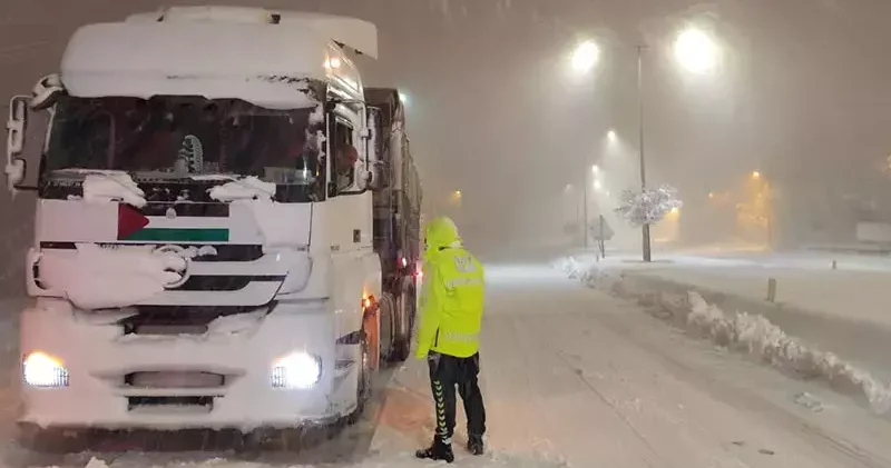 Bitlis’te yoğun kar yağışı nedeniyle bazı yollar ağır vasıta trafiğine kapatıldı