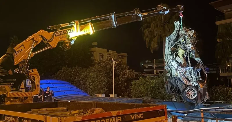 Alanya da alt geçide düşen otomobilin sürücüsü hayatını kaybetti