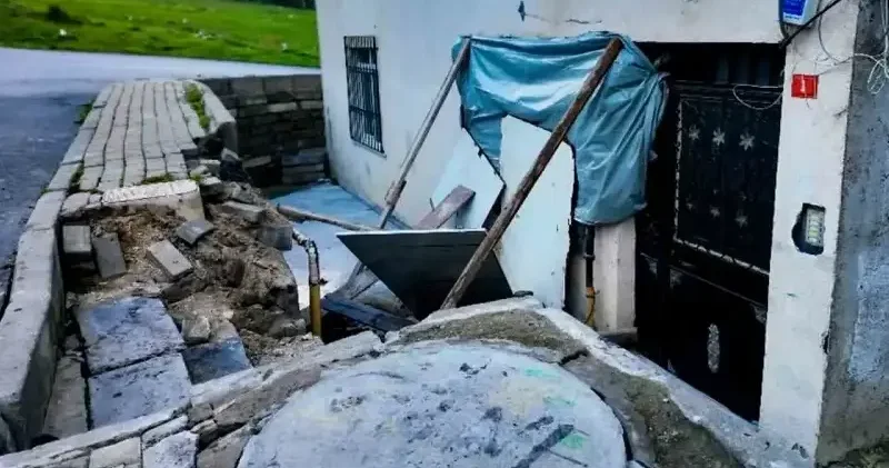 Avcılar’da faciadan kıl payı dönüldü: El frenini çekmeyi unutunca panelvan araç daireye daldı Hayat Haberleri