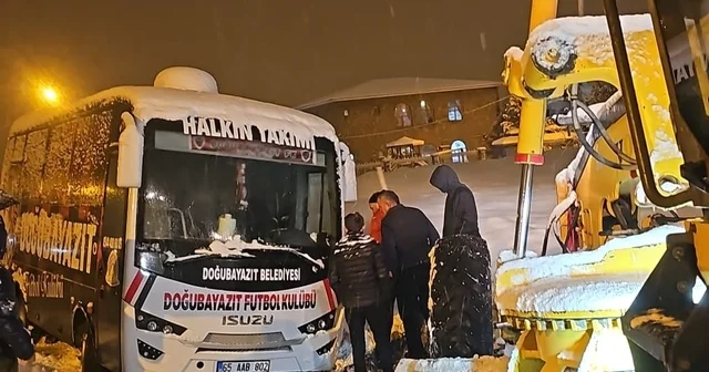 Hakkari de karda mahsur kalan sporcular ve sağlıkçılar kurtarıldı Hakkari Haberleri