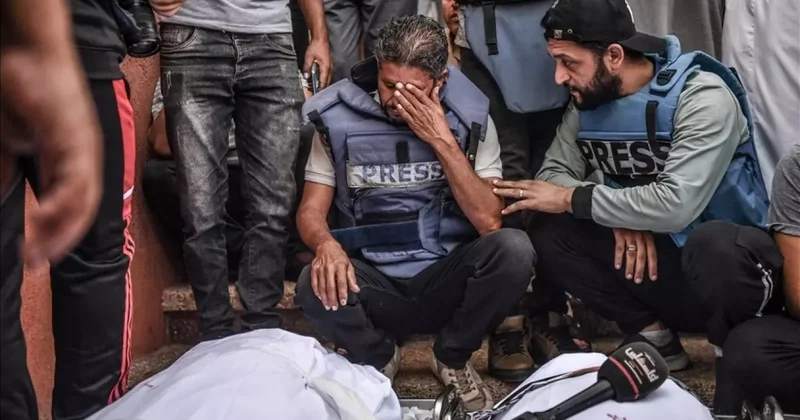 İsrail Gazze de gazetecileri susturmak için 706 aile ferdini katletti