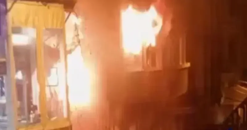 Beyoğlu nda 2 kişinin dumandan etkilendiği yangındaki patlamalar kamerada