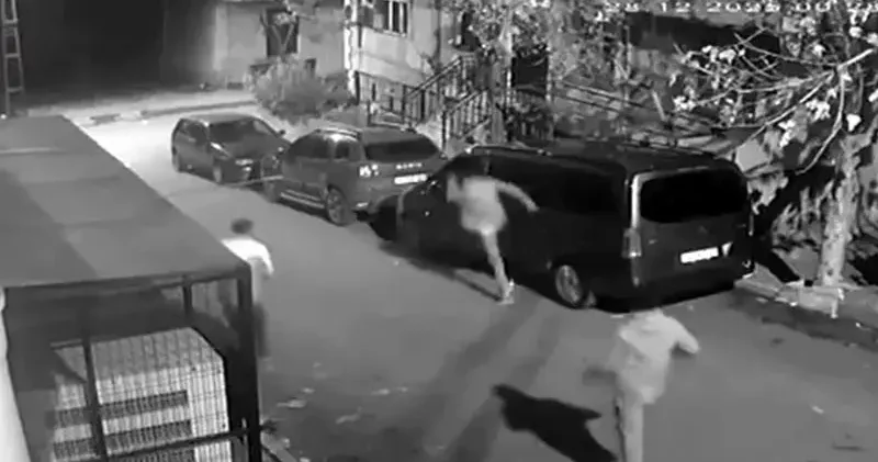 Avcılar da park halindeki araçların aynalarını kıran kişiler kamerada