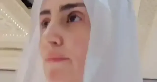 Kabe ye kefiyeyle girmek isteyen kadını içeri almadılar VİDEO İZLE