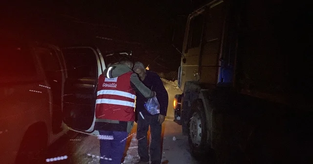 Kar ve tipi nedeniyle Tendürek te yolda kalanlara Kızılay yardım ulaştırdı Ağrı Haberleri