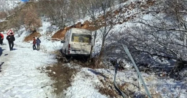 Taraftarları taşıyan minibüs şarampole kaydı Elazığ Haberleri