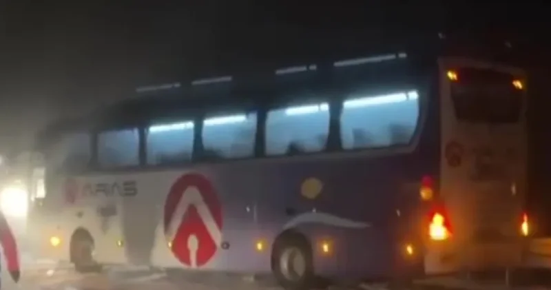 Yolcu otobüsü karlı yolda mahsur kaldı: 30 kişi kurtarıldı