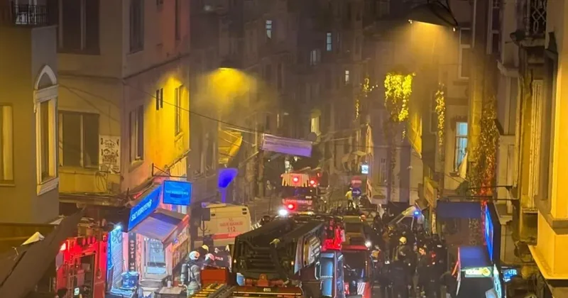 Beyoğlu’nda 4 katlı binada yangın çıktı: Bina sakini 2 kişi çatıya sığındı