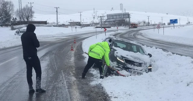 Zorlu kış şartlarında polislerden örnek müdahale Bitlis Haberleri