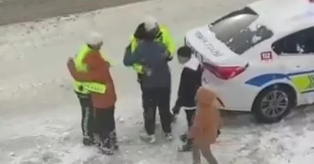 Van da yürekleri ısıtan görüntüler: Trafik polisleri çocuklarla kartopu oynadı Van Haberleri
