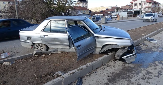 Malatya da temizlik aracı ile çarpışan araç refüje çıktı Malatya Haberleri