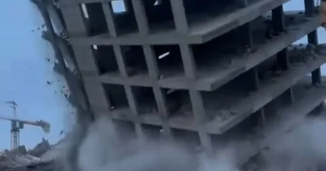 Gaziantep te ağır hasarlı 8 katlı bina yıkıldı; o anlar kamerada Gaziantep Haberleri