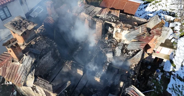 Rize de bir evde çıkan yangın 2 eve daha sıçradıktan sonra söndürüldü Rize Haberleri