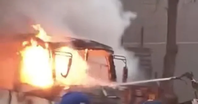 Park halindeki servis midibüsü alev alev yandı Bursa Haberleri