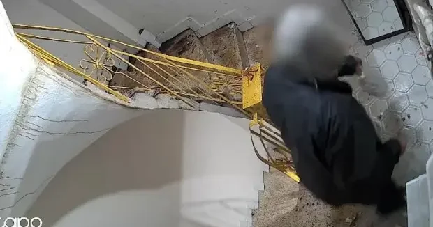 İstanbul haberleri Yer: Esenler! Dairesinin önüne çöp döken kişi akrabası çıktı 28 Aralık 2025