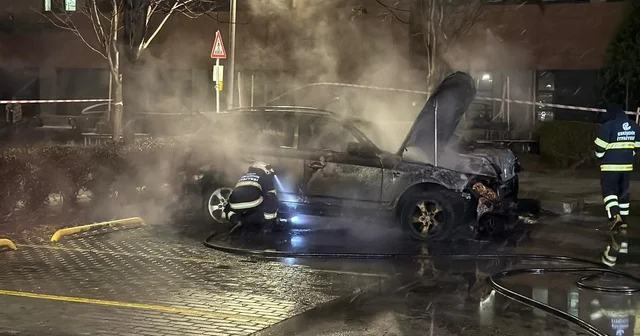 Hastane otoparkında 2 otomobil yandı Eskişehir Haberleri