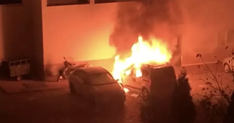 Park halindeki otomobil alev alev yandı, araç sahibi yakanın bulunmasını istedi
