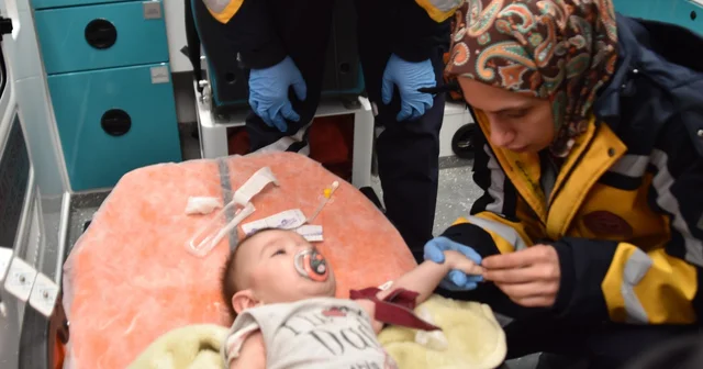 Karla kapanan yol açıldı, 7 aylık bebek hastaneye ulaştırıldı Bitlis Haberleri