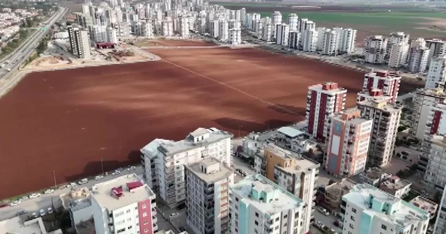 Apartmanlar arasında tarım yapmaya devam ediyor Adana da bir kişi tarlasının etrafı apartmanlarla çevrili olmasına rağmen tarım yapmaya devam ediyor Vatandaşlar tarlanın müteahhitlere verilmeyerek tarıma devam edilmesini destekledi Adana Haberleri