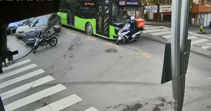 Belediye otobüsü ile motokuryenin çarpıştığı kaza kamerada