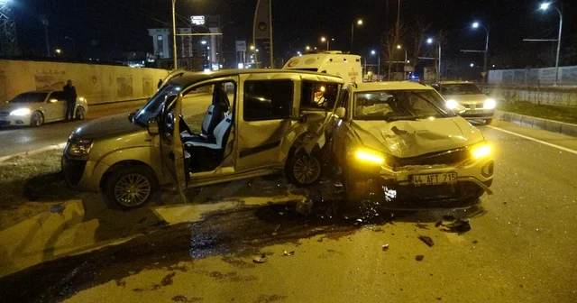 İki aracın kullanılamaz hale geldiği kazayı burunları bile kanamadan atlattılar Malatya Haberleri