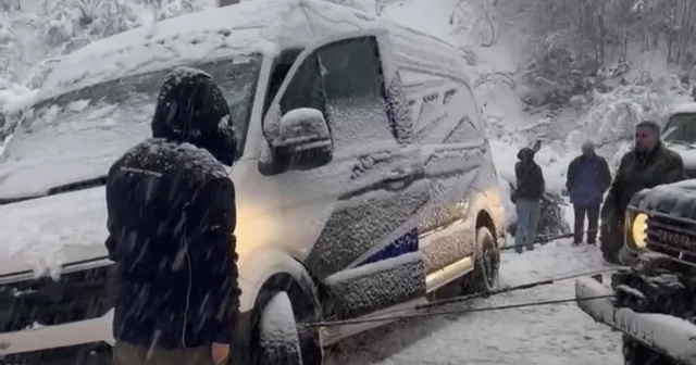 Şarampole kayan minibüsü, off road araçları kurtardı Düzce Haberleri