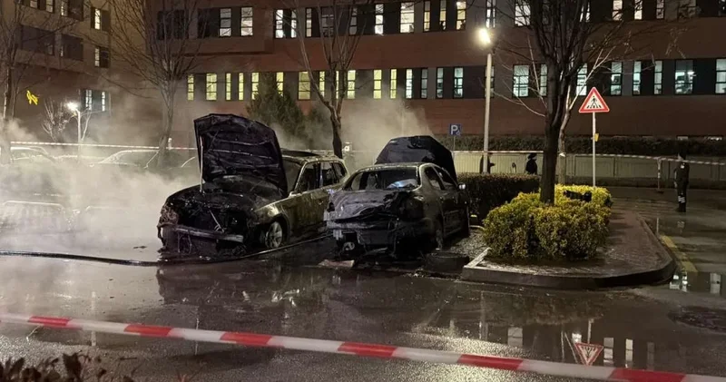 Şehir hastanesi otoparkında yangın: 2 otomobil küle döndü