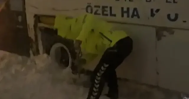 Bitlis te sürücüler karda mahsur kaldı: Trafik polisleri seferber oldu VİDEO İZLE