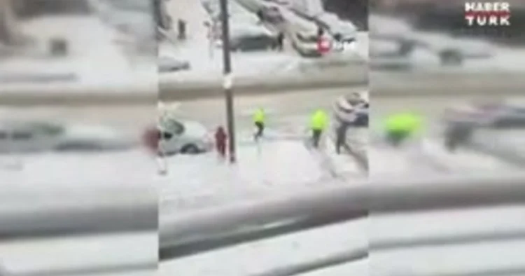 Trafik polisleri çocuklarla kartopu oynadı