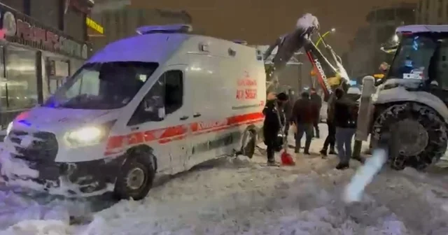 Yüksekova da kara saplanan ambulansın imdadına karla mücadele ekipleri yetişti Hakkari Haberleri