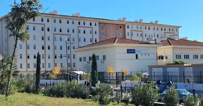 Tartıştığı 3 kişi tarafından bıçaklanan üniversite öğrencisi yaralandı