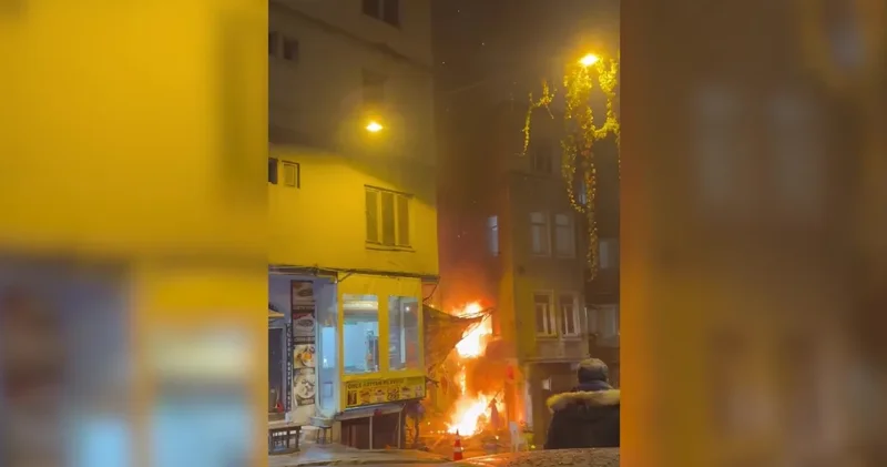 Beyoğlu nda apartmanda yangın: 2 kişi hastaneye kaldırıldı