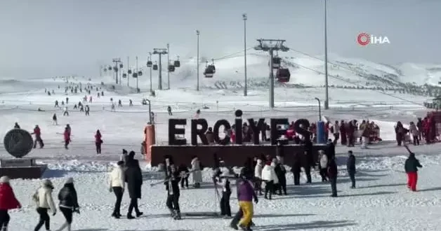 Erciyes te hafta sonu pistler kayak severlerle doldu