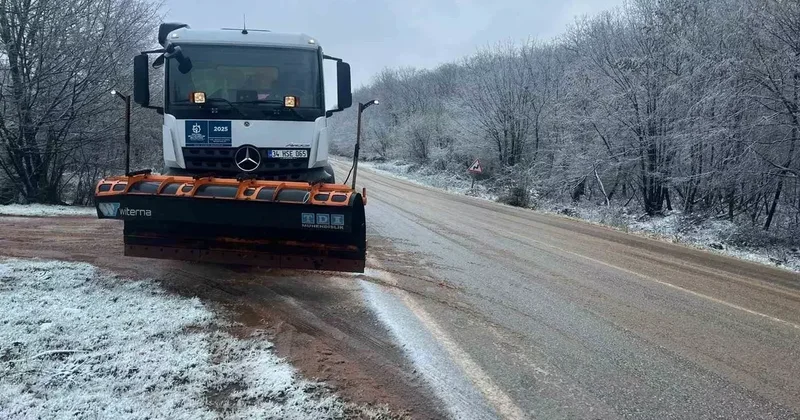 Kocaeli’de yoğun kar yağışı: Ekipler yolları açık tutmak için çalışıyor