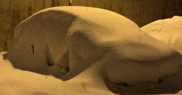 Yüksekova da kar kalınlığı 40 santimetreyi geçti: Araçlar ve tek katlı evler kara gömüldü Hakkari Haberleri