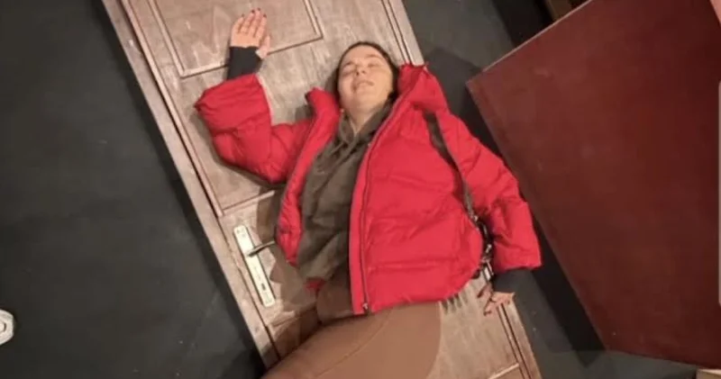 Aslı Bekiroğlu nun kafasına kapı düştü