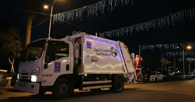 Borç batağındaki Kuşadası Belediyesi’nden tepki çeken yılbaşı şovu: Çöp kamyonlarını süsleyip işçilere kostüm giydirdiler VİDEO İZLE