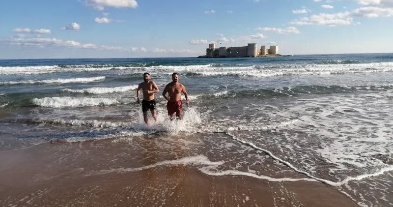 Türkiye de kar alarmı verildi, onlar denize girdi!