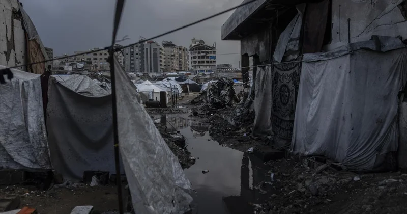 Gazze de çadırlar su altında kaldı