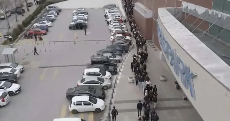 Açlık sınırının altında alışveriş mücadelesi: Soğuk havada 9 saat beklediler!