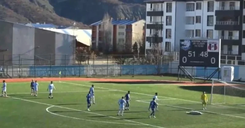 Maçta güldüren anlar! Sahaya girip uyudu Sözcü Gazetesi