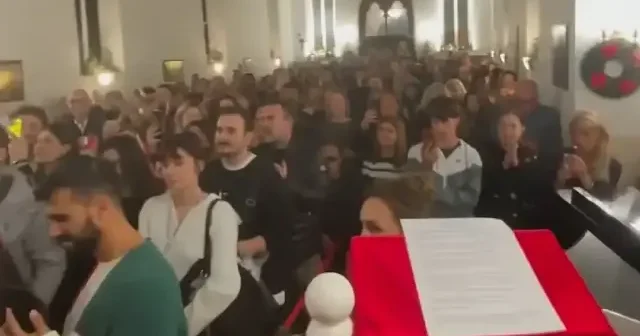 Kadıköy deki kilisede İzmir Marşıyla Noel kutladılar VİDEO İZLE