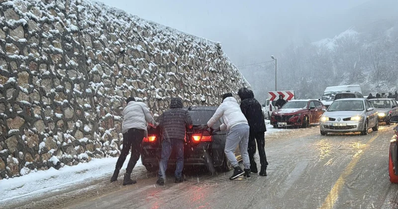 Uludağ da kar yağışı nedeniyle yolda araç kuyruğu oluştu