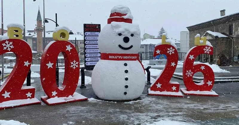 Bolu’da kar fırtınası hayatı olumsuz etkiledi: Vatandaşlar şemsiyeyle dolaştı