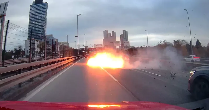 İstanbul trafiğinde makas faciası: Alev topuna dönen araç bomba gibi patladı