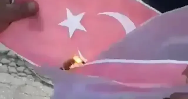 Suriye’de İsrail destekçisi grup Türk bayrağı yaktı VİDEO İZLE