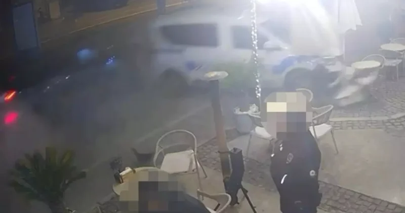 Çeşme’de otomobilin polis aracına çarptığı anlar kameraya yansıdı