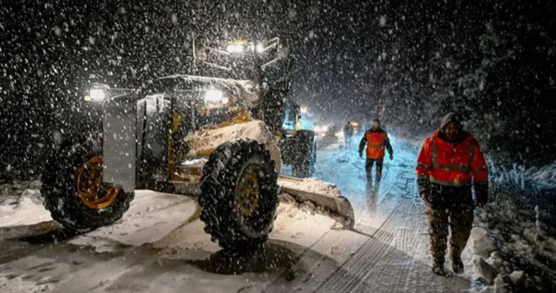 Kar etkisini arttırdı: Kara yolu trafiğe kapatıldı