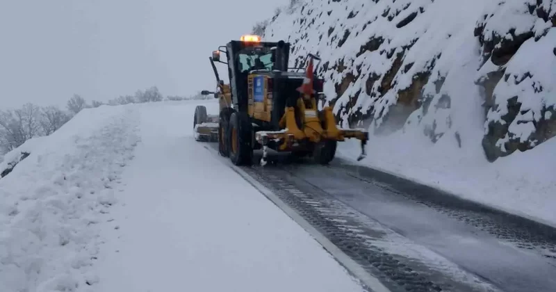 Kar yağışıyla kapanan kırsal mahalle yolları açılıyor